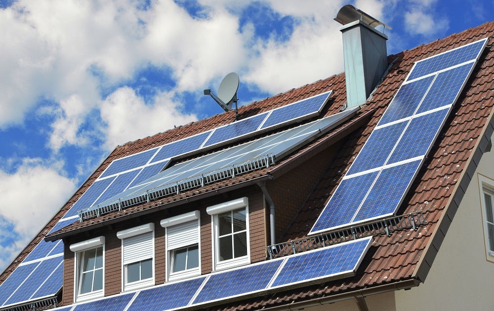 Eine neue Photovoltaikanlage eines Herstellers für Solaranlagen auf dem Dach eines Einfamilienhauses